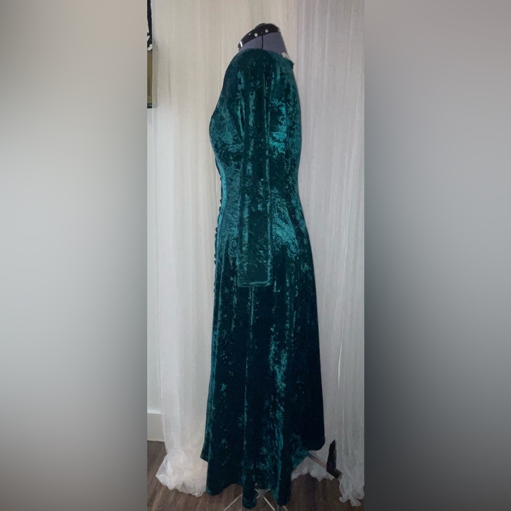 La Fête Emerald Velvet Dress - Picture 2 of 11
